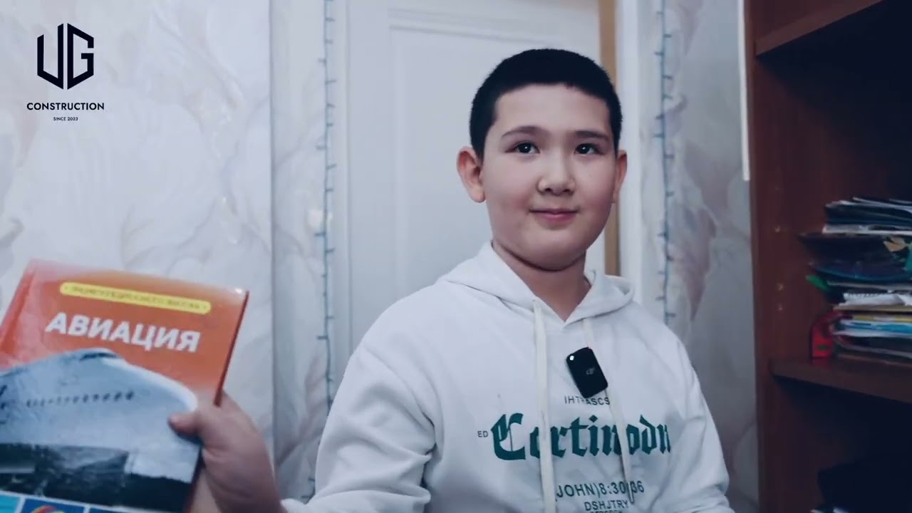 Дети показывают свои комнаты в коттеджах UG.