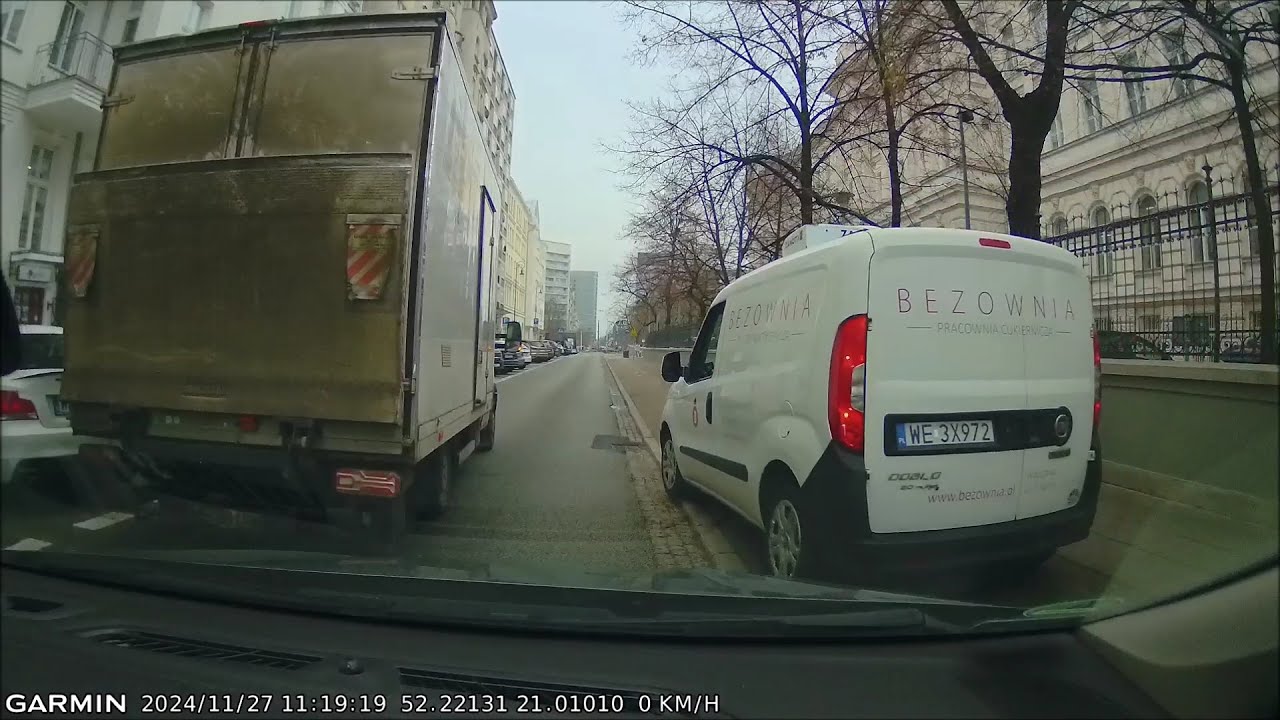 Czarna owca i stado baranów