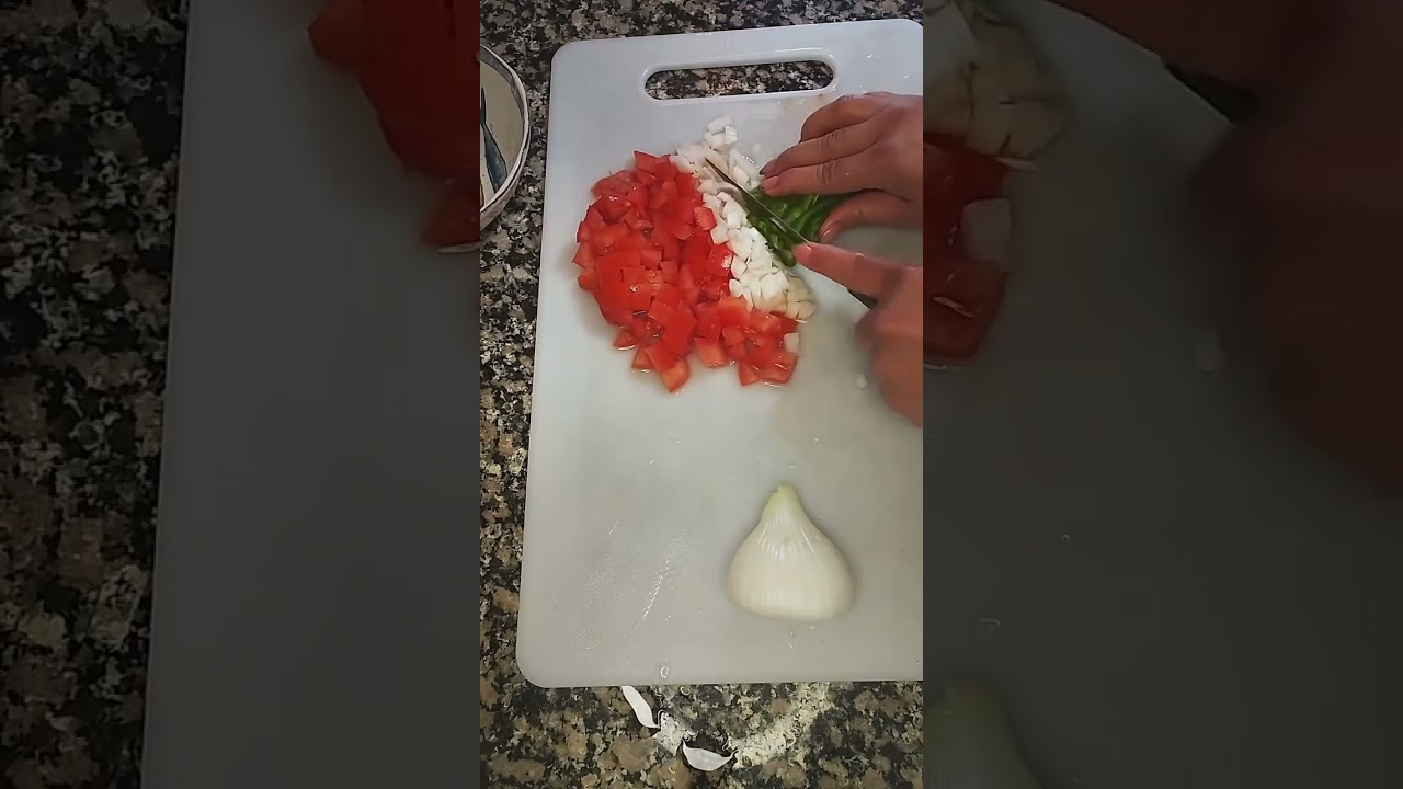 Tazón de Pollo 🐔 y Papas con Crema de Queso y Guacamole Fresco