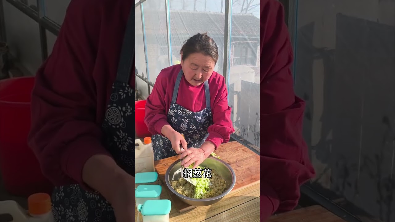 老妈今天做的 酸菜鸡蛋馅盒子 太香了 #农村生活 #农村美食 #酸菜鸡蛋馅盒子  #新农人计划2025 #黑土地上的农村生活
