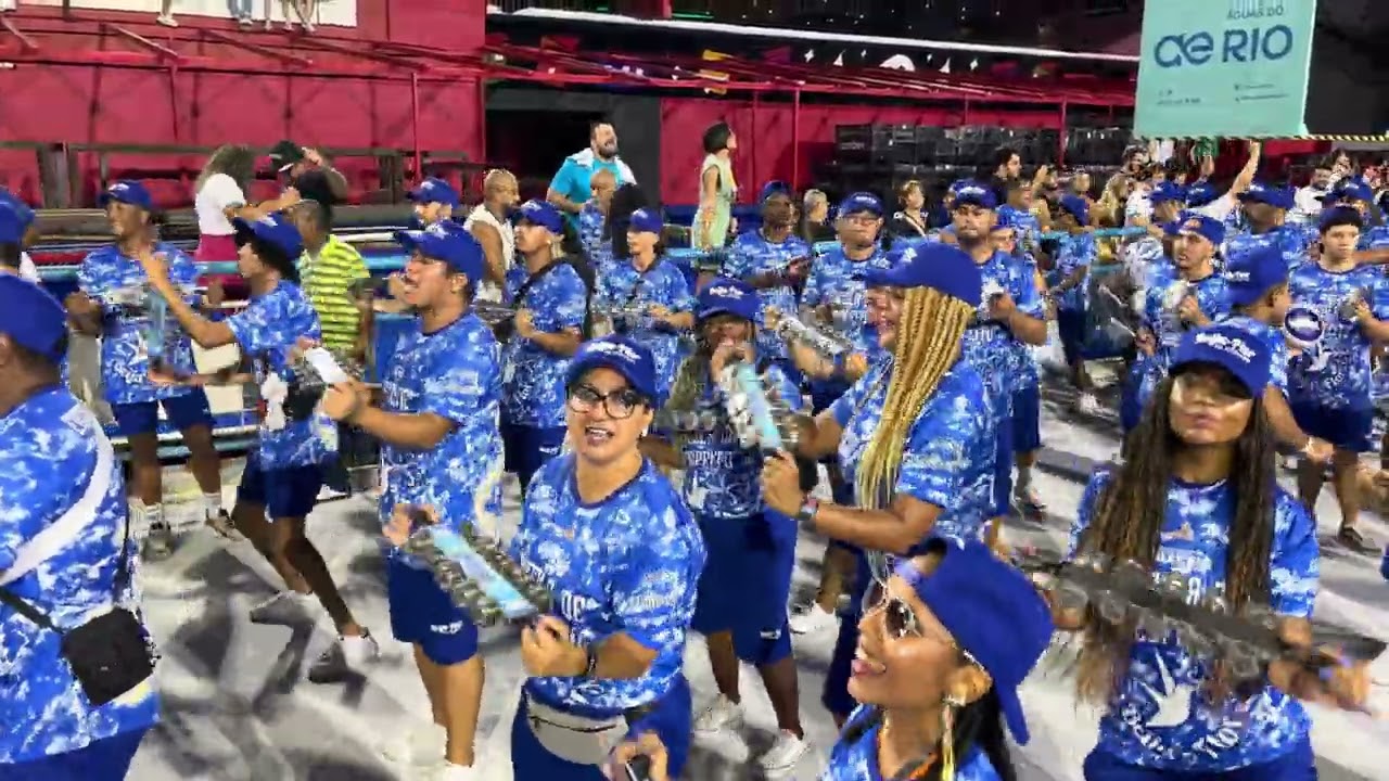 Bateria da Beija-Flor no ensaio técnico para o carnaval 2024