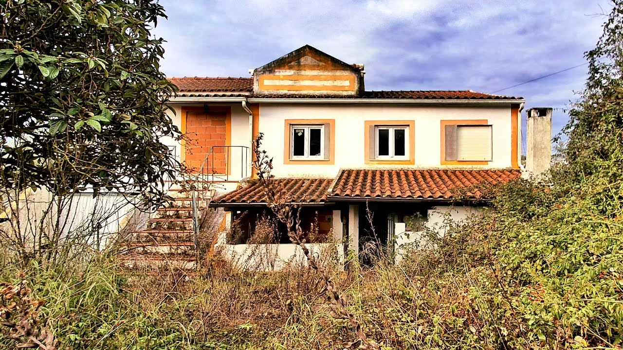 COMO ALGUÉM ABANDONA UMA CASA COMO ESSA COM TUDO DENTRO?