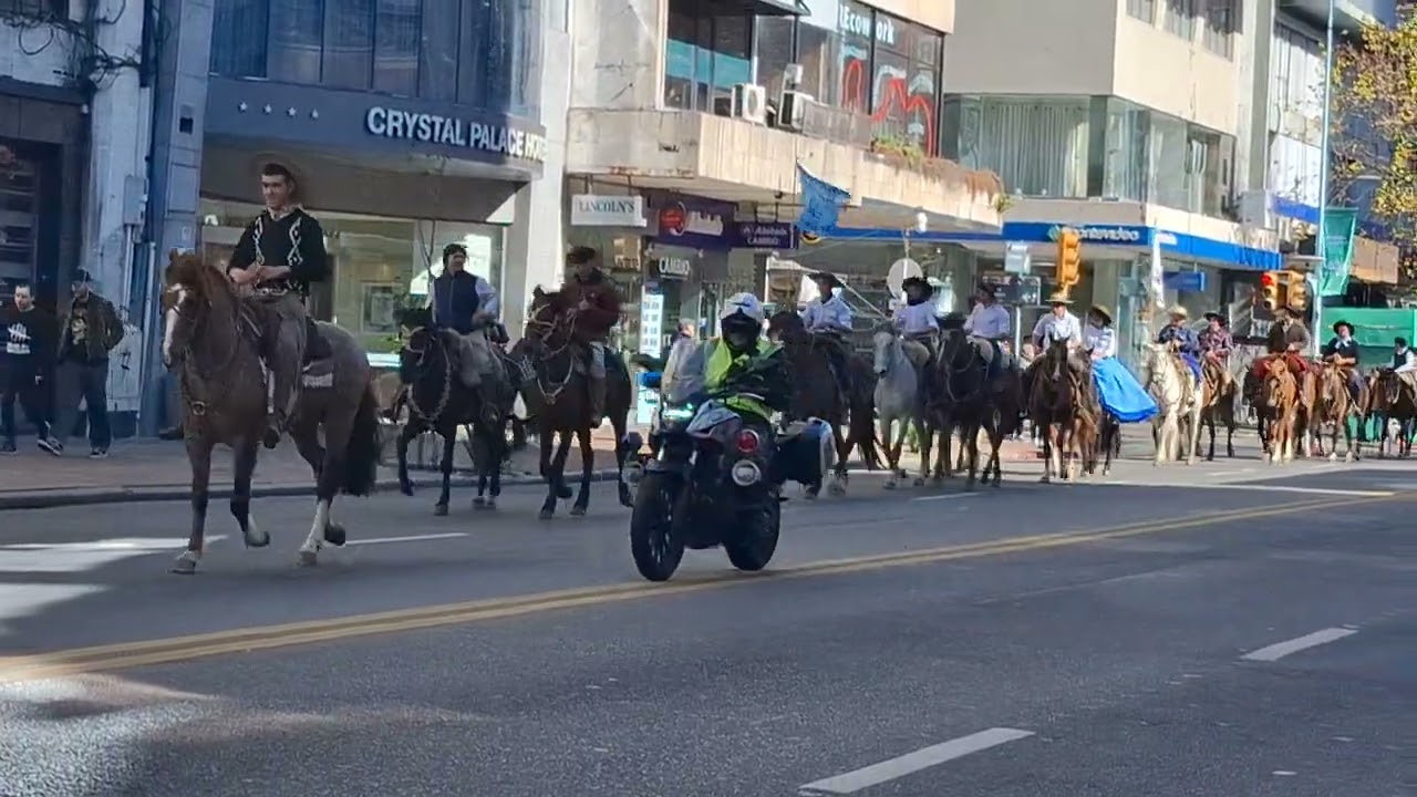Avenida 18 de julio, Celebrando la Jura de la Constitucion en Montevideo.