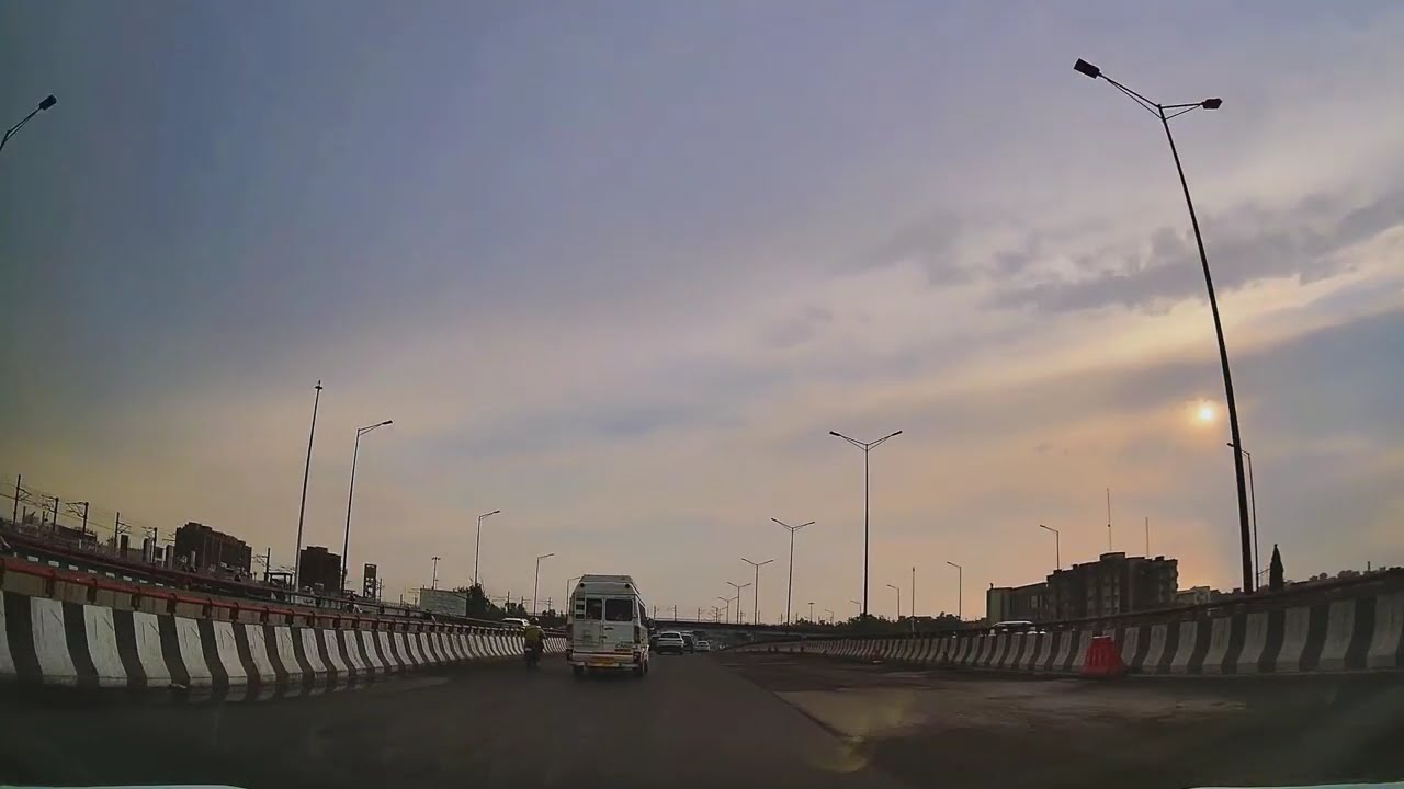 BIG ACCIDENT AVOIDED, Idiot drivers switch lanes carelessly on Delhi Meerut Expressway