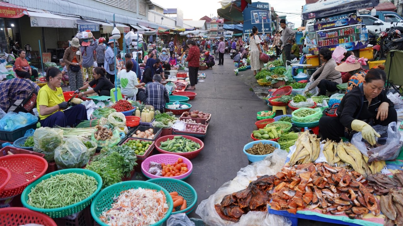 Amazing Cambodian Evening Street Market Tours 2026 - Plenty Food & Lifestyle Of Vendors In Market