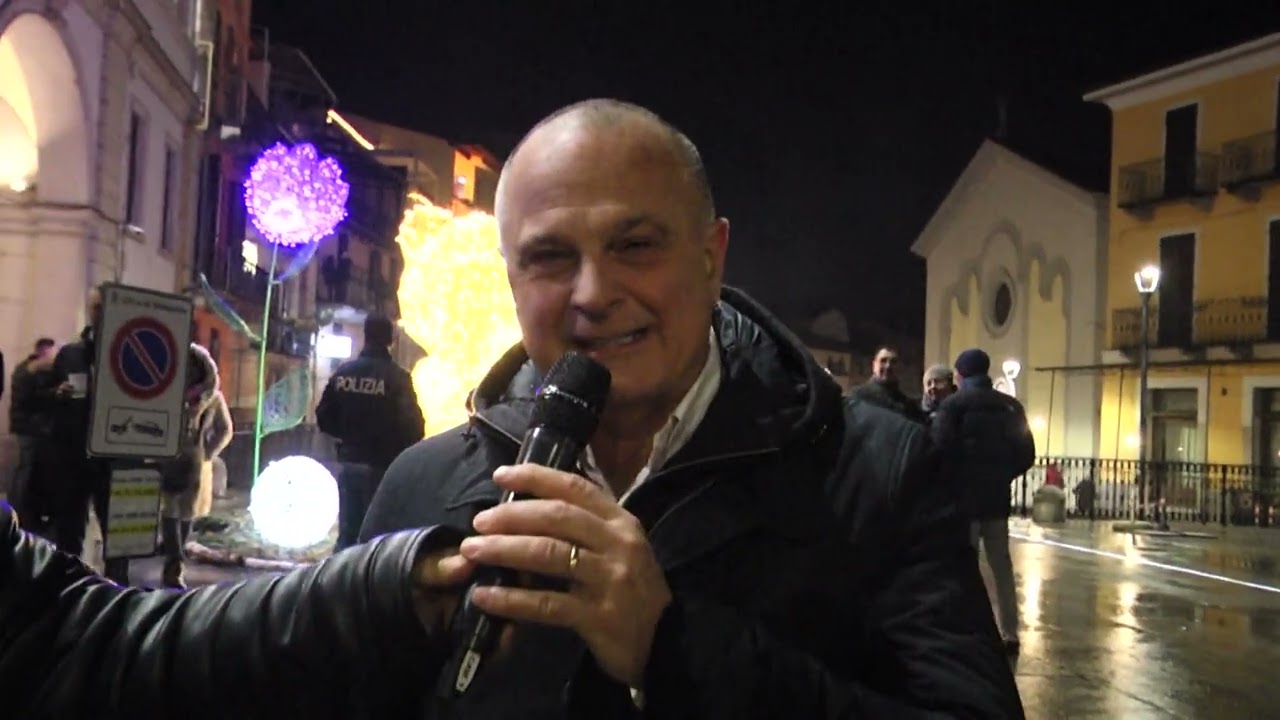 Il benvenuto al 2024 in piazza a Omegna con fuochi d'artificio e gli auguri del sindaco Berio