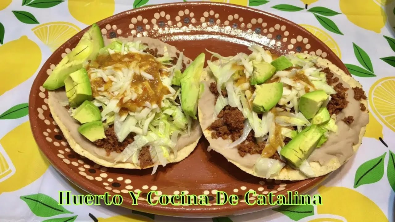 Tostadas de frijoles con chorizo y salsa de chile de árbol | Bean tostadas with spicy pork sausage
