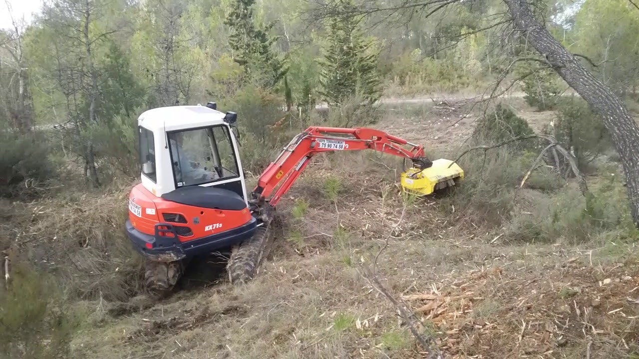 DEBROUSSAILLAGE DANS L' HERAULT KX 71 AVEC EPAREUSE