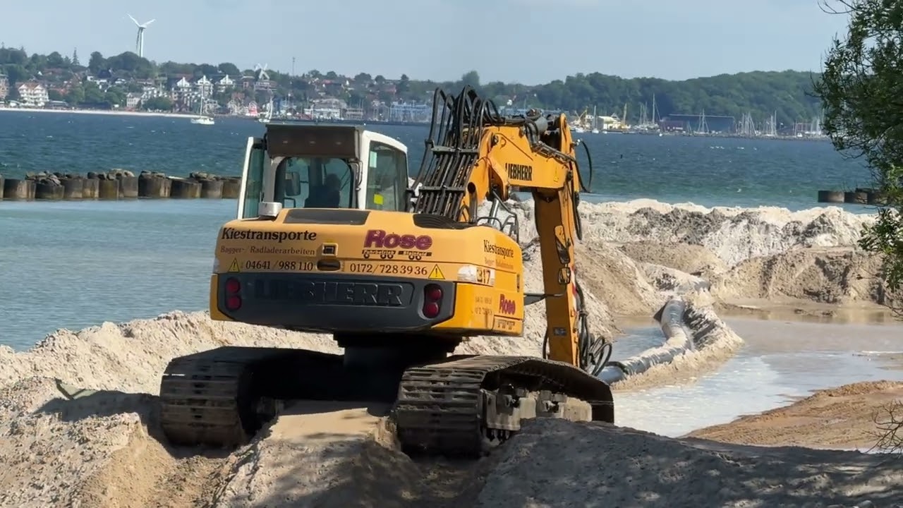 Sandaufspülung Kiel-Schilksee neuer Sand für den Badestrand wird per Schiff geliefert