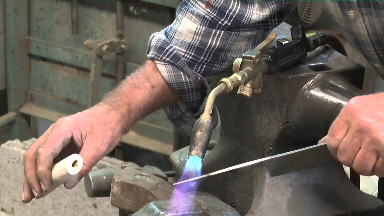 Schmiede ein Küchenmesser