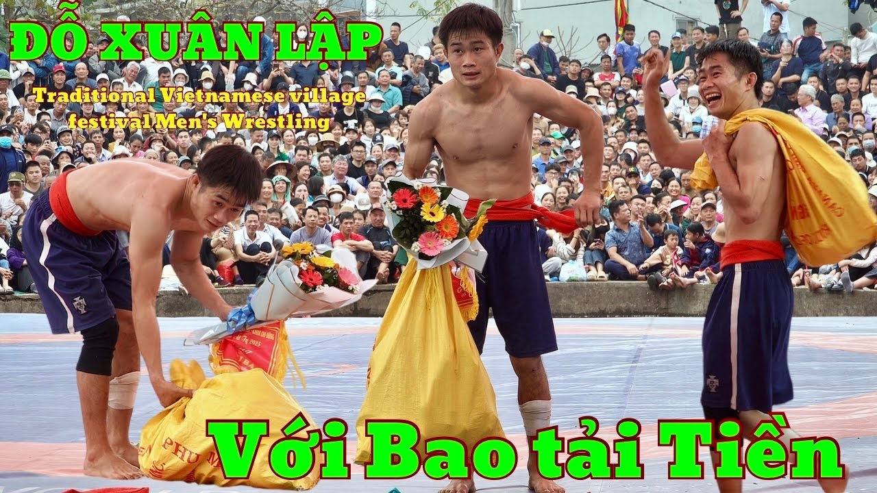 Đỗ Xuân Lập với Bao tải tiền tại Chi Đông.Đấu Vật Traditional Vietnamese Mens Wrestling.
