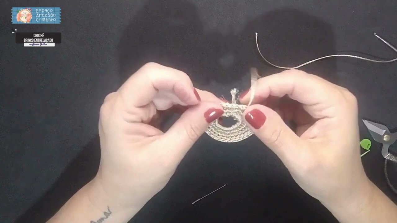 Brinco entrelaçado em crochê 