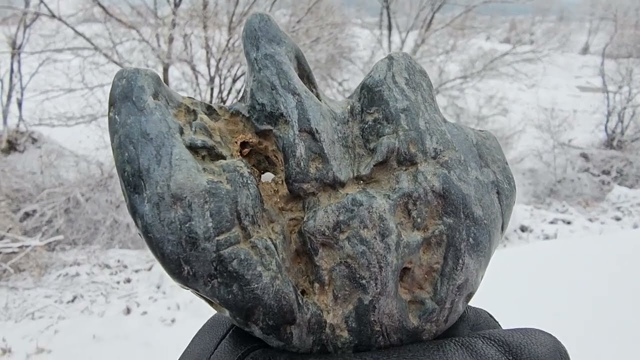 수석탐석. 오석변화 관통석. 설악 고산돌 산수경석 계곡석