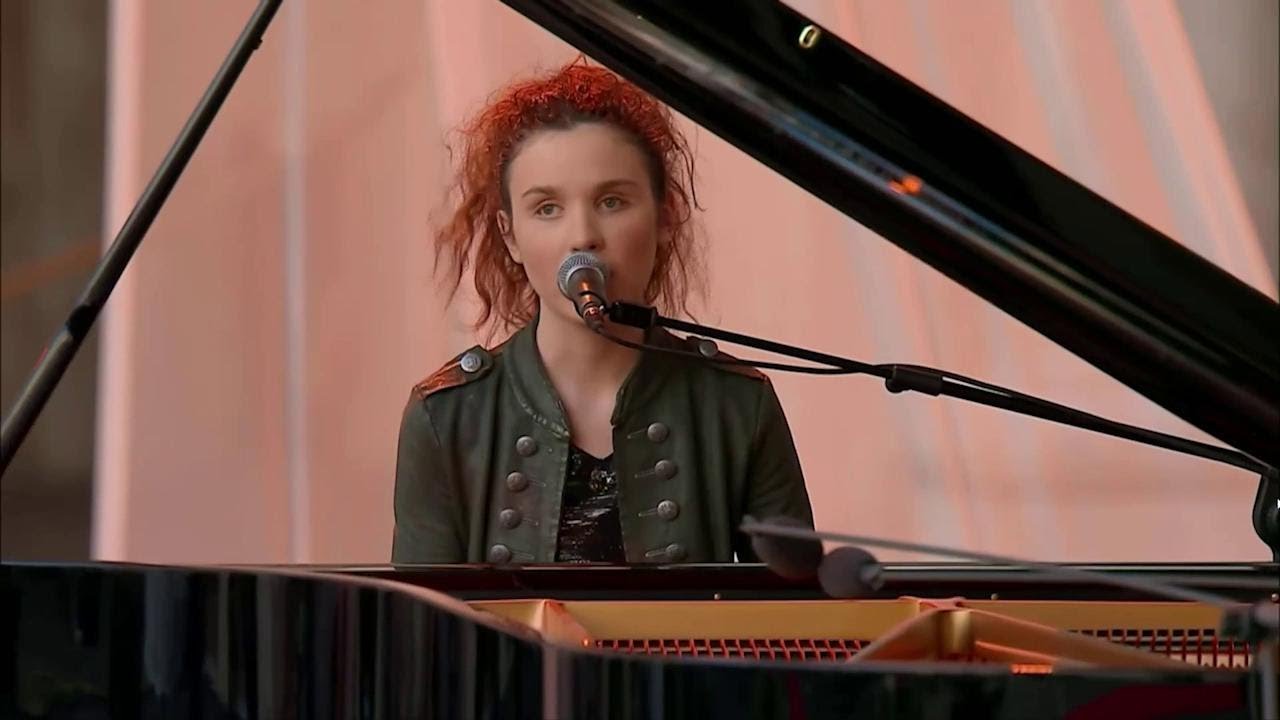 2 giugno, l'omaggio di Frida Bollani a Battiato: suona e canta 'La cura' al piano