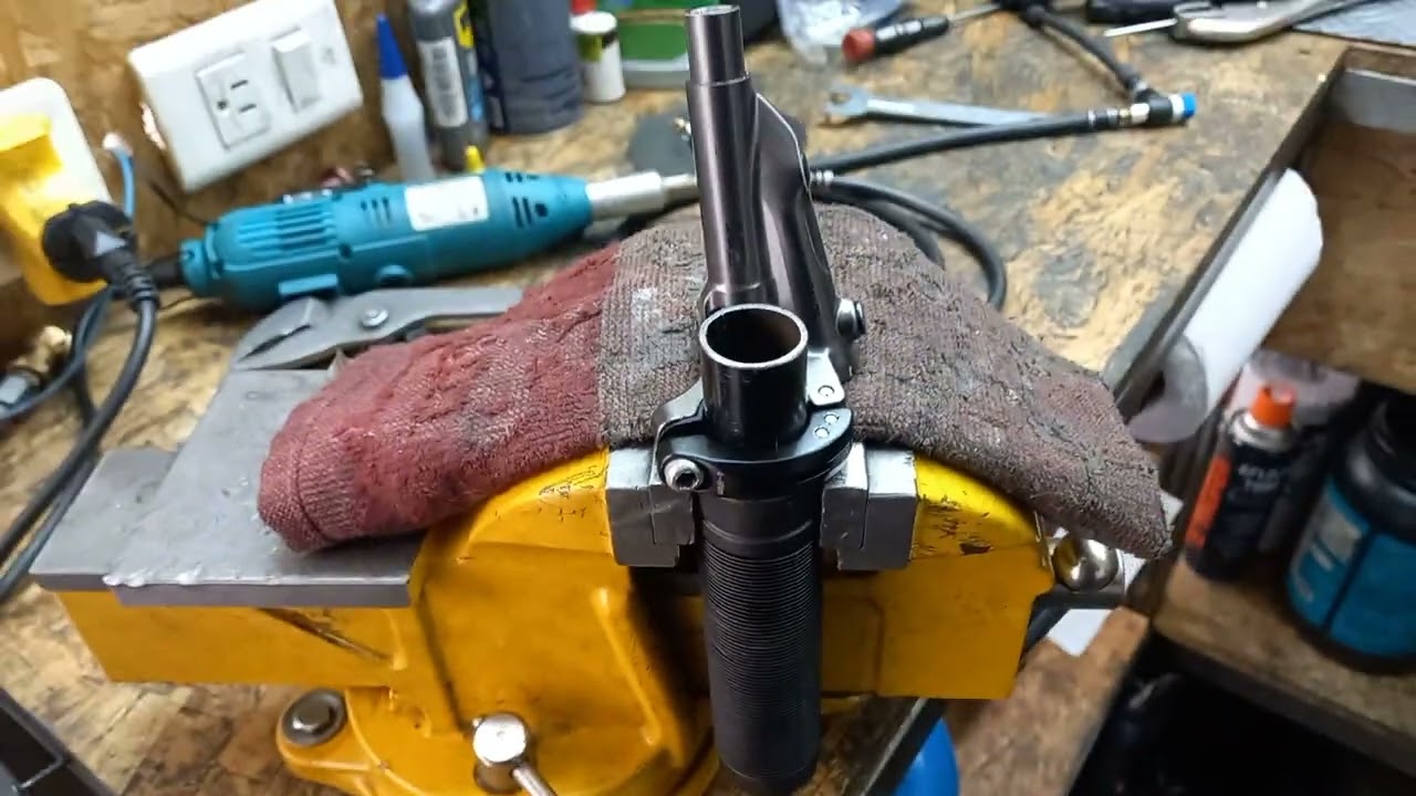 🔍Nuestros servicios especializados en frenos hidráulicos, reparación de un Shimano XTR .