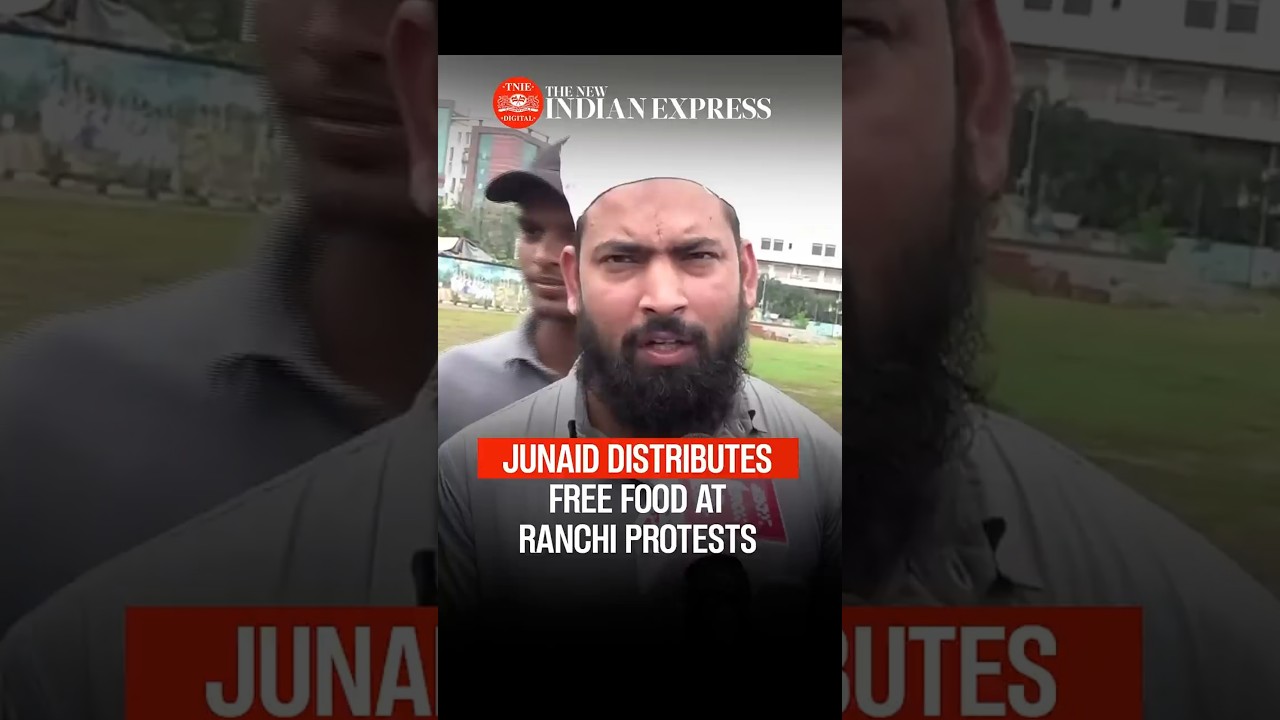 Jantar Mantar protest volunteer Mohammad Junaid distributes free food at Jharkhand student protests