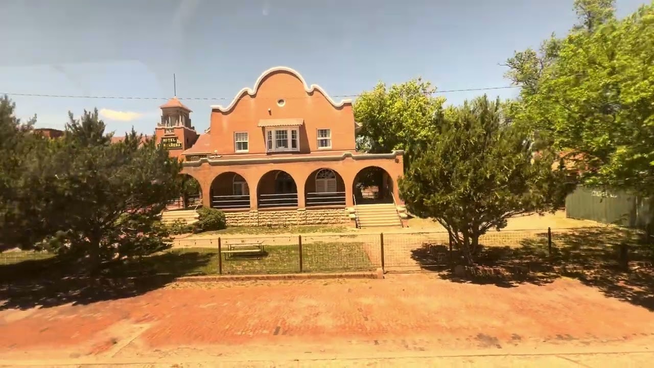 На борту поезда Amtrak SOUTHWEST CHIEF, следующего на запад, прибытие и отправление из Лас-Вегаса...