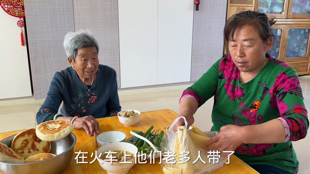 东北干豆腐送到家门口？卷上大葱蘸酱，看姥姥老妈吃的多香