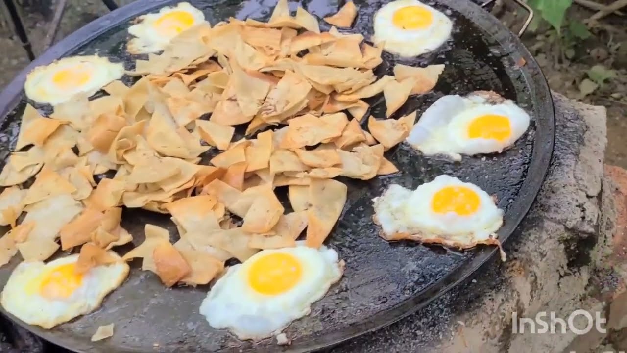 unos chilaquiles al comal saben más Ricos para ustedes  con mucho cariño