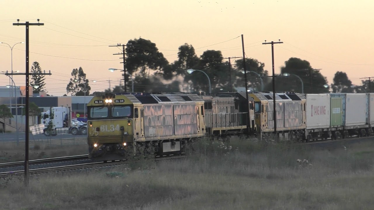 Pacific National Freight - You can always hear when an X Class is in the consist.