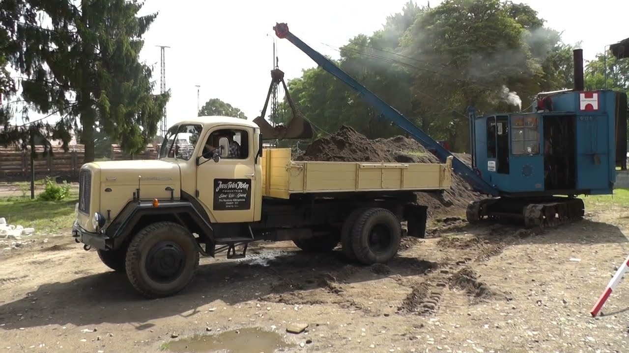 Oldtimer Lkw Dampfbagger, Old  Truck Steam Shovel in Action Vapore