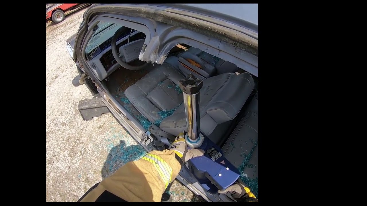 Roof Tenting with the HURST Jaws of Life R 521 Ram