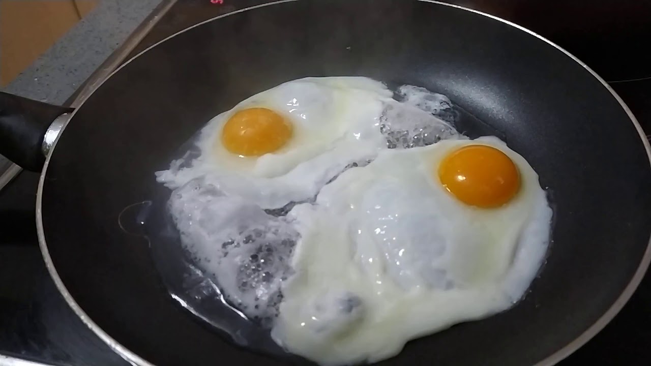 COMO FREIR  2 HUEVOS sin ACEITE con AGUA el MEJOR TRUCO👩‍🍳