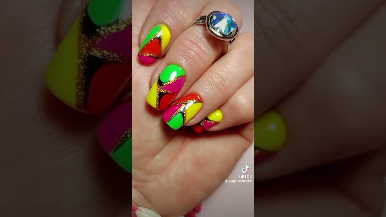 Unghie con colori fluo💚💜🩵🩷💛🧡#nailart #nails #viralvideo #naildesign #passione #flute #onicotecnica