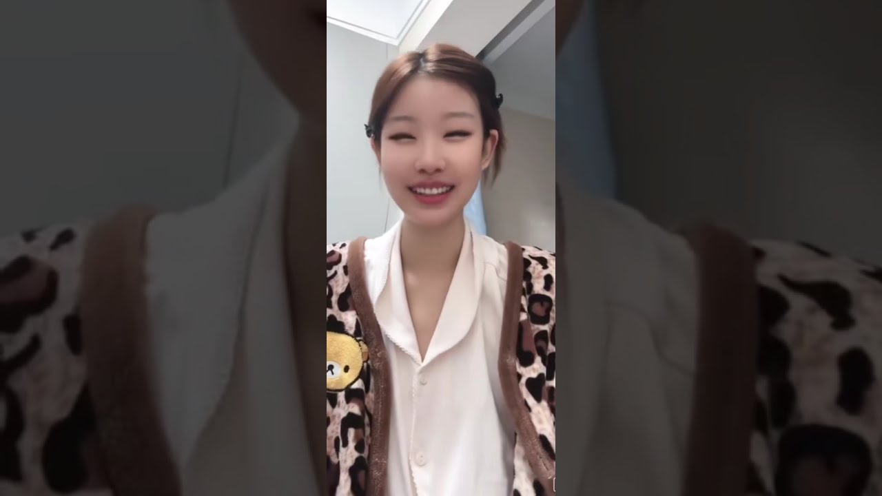 年轻的姑娘超薄睡衣真空出镜，来自小不点的魅力
