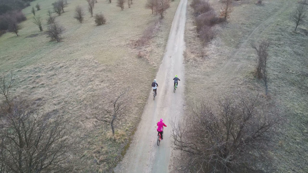 Csal&aacute;di MTB teker&eacute;s B&uuml;kksz&eacute;k k&ouml;rny&eacute;k&eacute;n