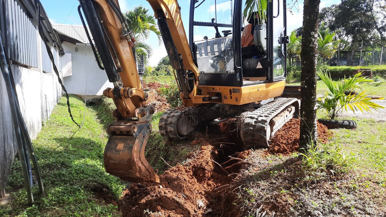 création de tranchée pour poser des tuyau PEHD d'eau potable