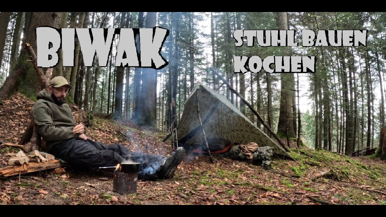 Ausflug in den Wald. Stuhl bauen, kochen und schlafen im Biwak