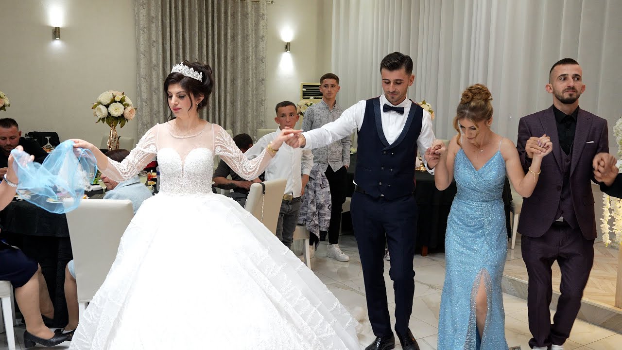 Familja e djalit hap vallen e dasmes . Armand & Ketjona . Video 4k