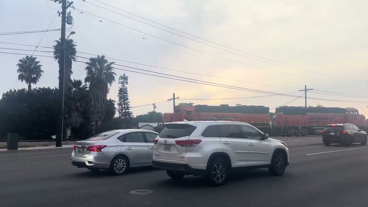 BNSF 3039 leads the 748 Job back towards Watson Yard after passing Sepulveda Blvd 