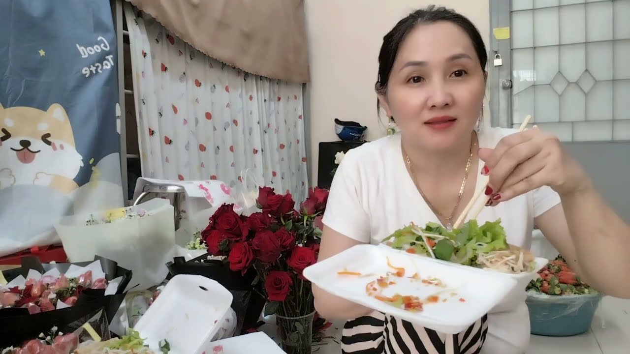 Ăn Vội Bún Xào Nem Nướng, Đi Phụ Gói Hoa Cho Con Gái Ướp Gì Ngày Cũng Là 8/3 