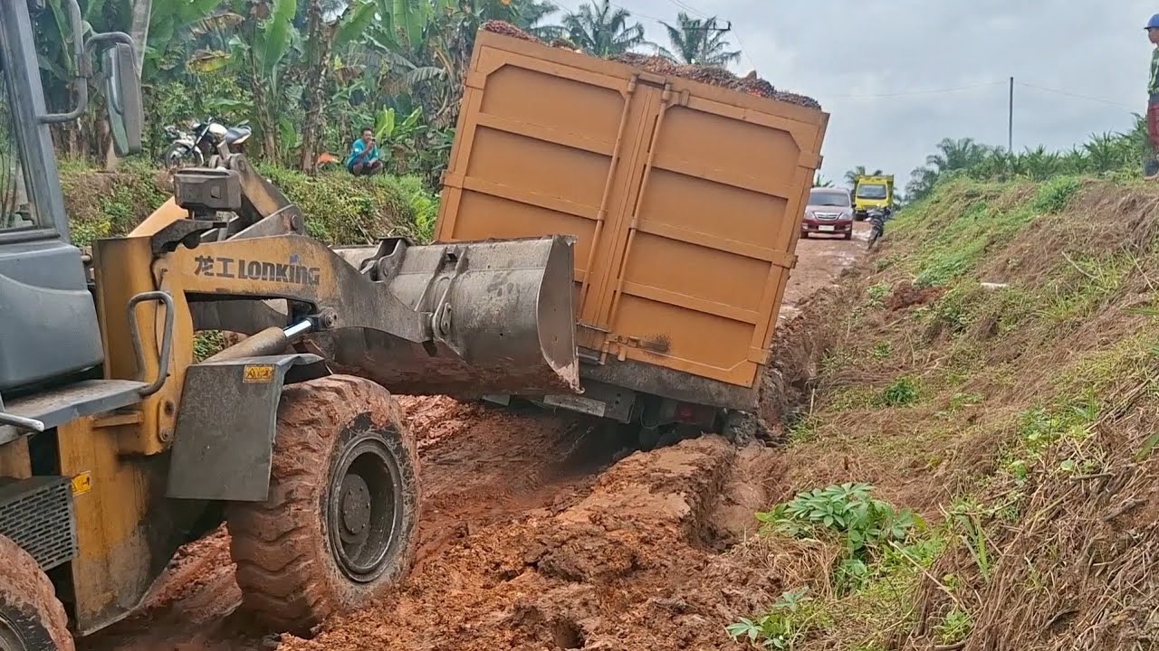 EVAKUASI- muka pucat para supir ditanah merah skopel kewalahan hampir terjebak disamping truk