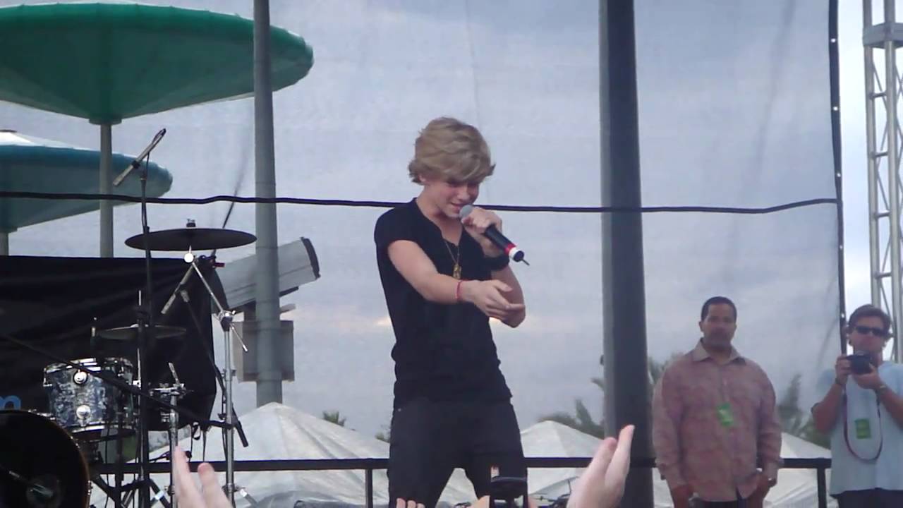 iYiYi - Cody Simpson Live at Jingle Ball Village - Sunrise, FL