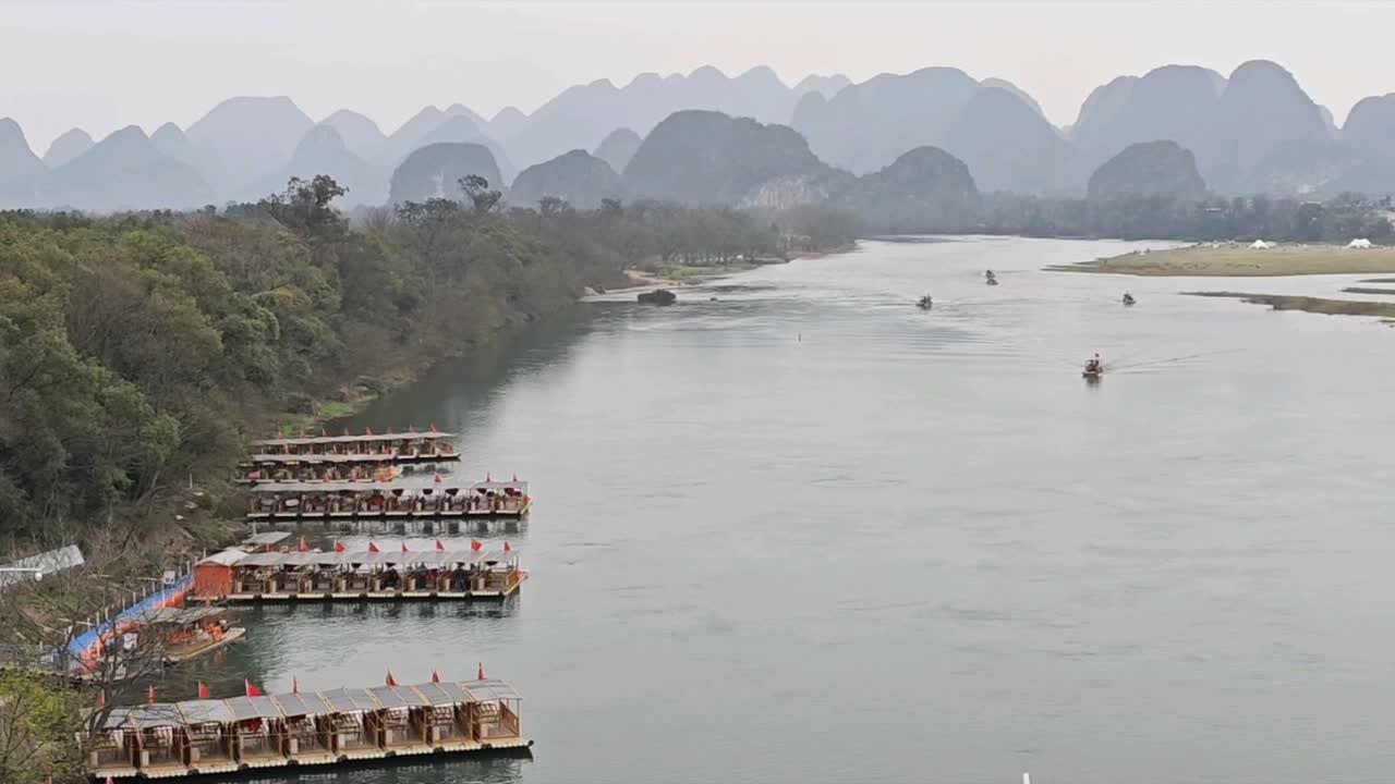 桂林 龙门大桥  桥上是山水、桥下是球场，梦想中的生活  2024.03.08
