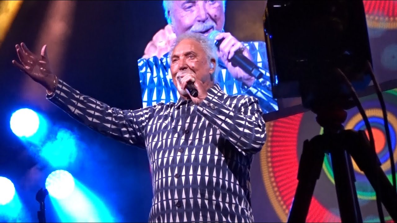 Tom Jones Kiss 10/7/24 Greek Theater Los Angeles, CA