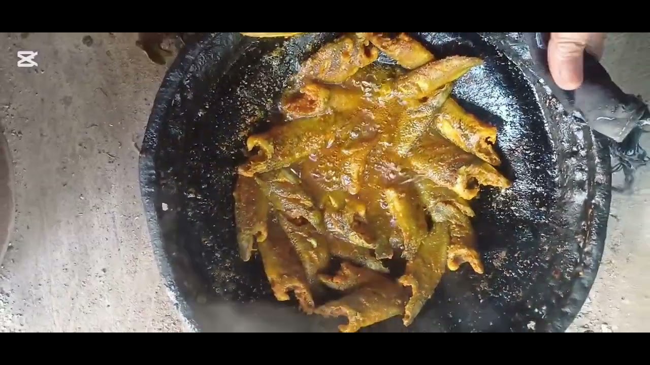 কাঁচা টমেটো দিয়ে কৈ মাছ ভুনা খাইতে অনেক মজা 