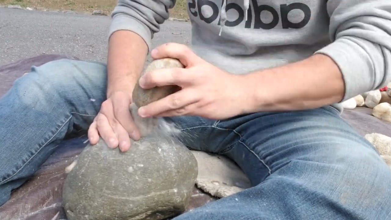 Bipolar percussion on quartz pebbles
