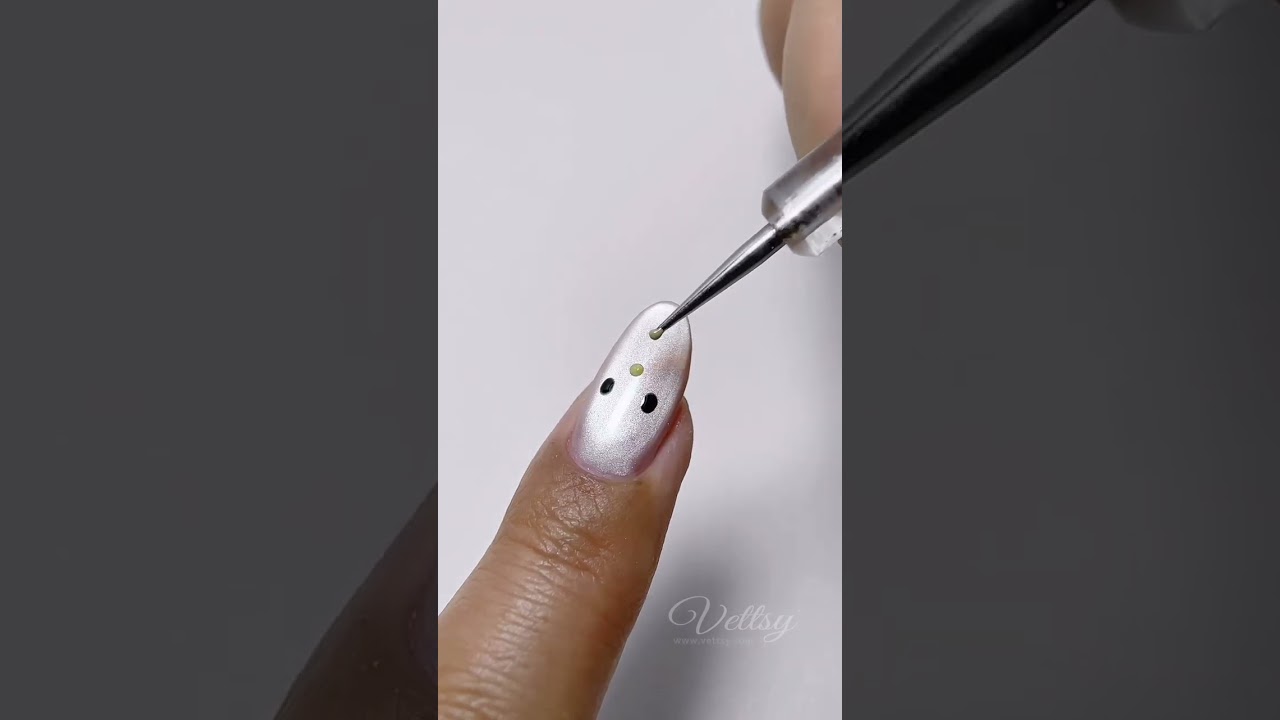 🎀🐱 Ногти Hello Kitty в стиле &laquo;кошачий глаз&raquo; с красными и серебряными прядями 💅 Кто попробует? 😻