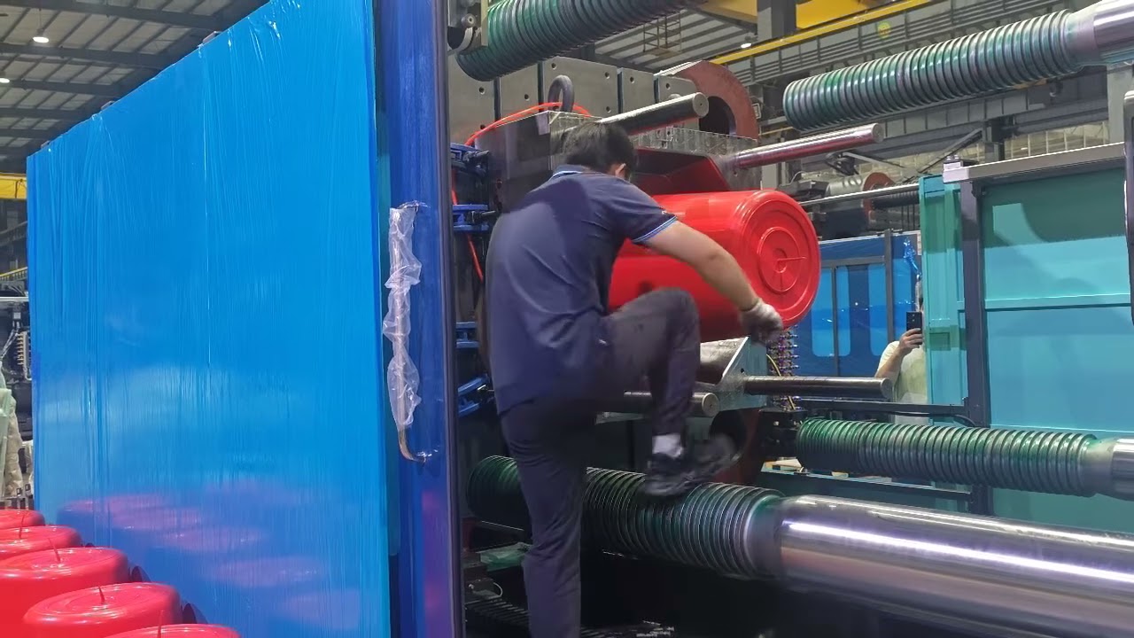 1300TON IMM IS PRODUCING THE 160L DRUM