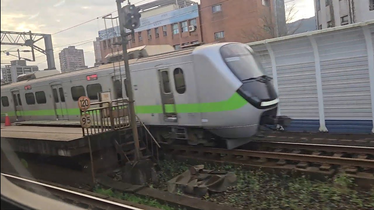 4003次蘇澳發車經由宜蘭線開往樹林的銀綠色微笑號EMU900型十輛一編組EMU905區間快車，和1122次新竹發車經由西部幹線開往基隆的銀綠色微笑號EMU900型十輛一編組EMU922區間車