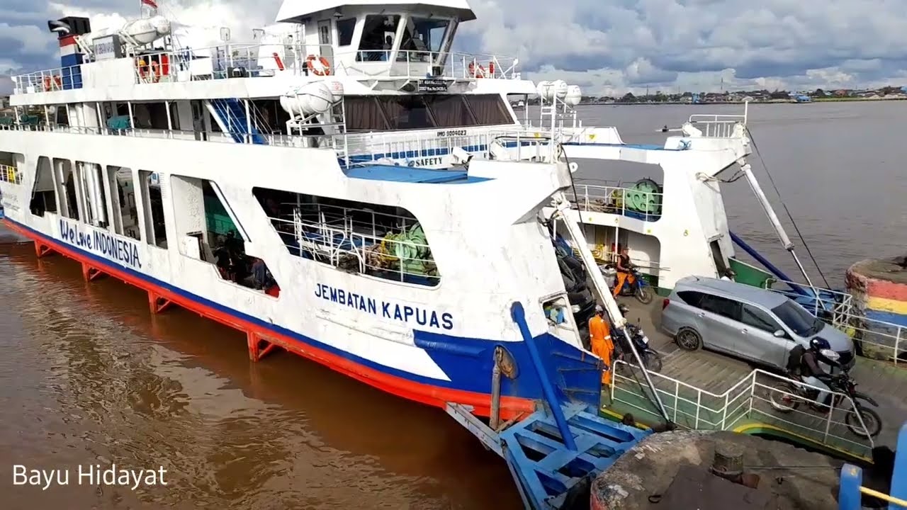 Liat langsung penyebrangan Kapal Ferry di Sungai Kapuas dari Bardan ke Siantan