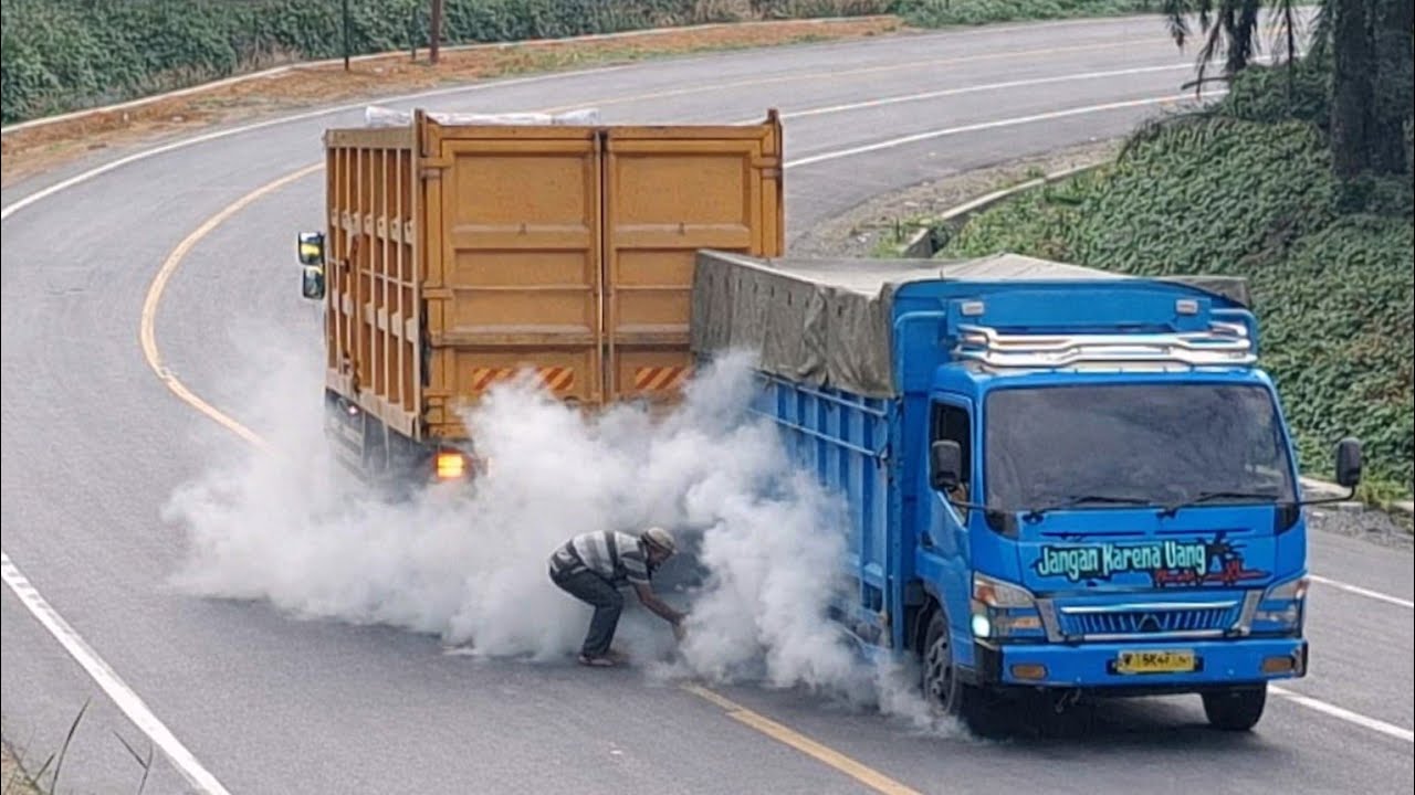 Respect.. Truck Fuso figter Tampa Di minta Mau menolong Mendorong Di bukit kodok