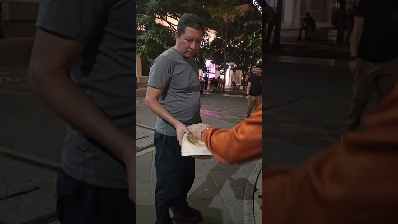 Aquí recogiendole  una colaboración al marimbero 