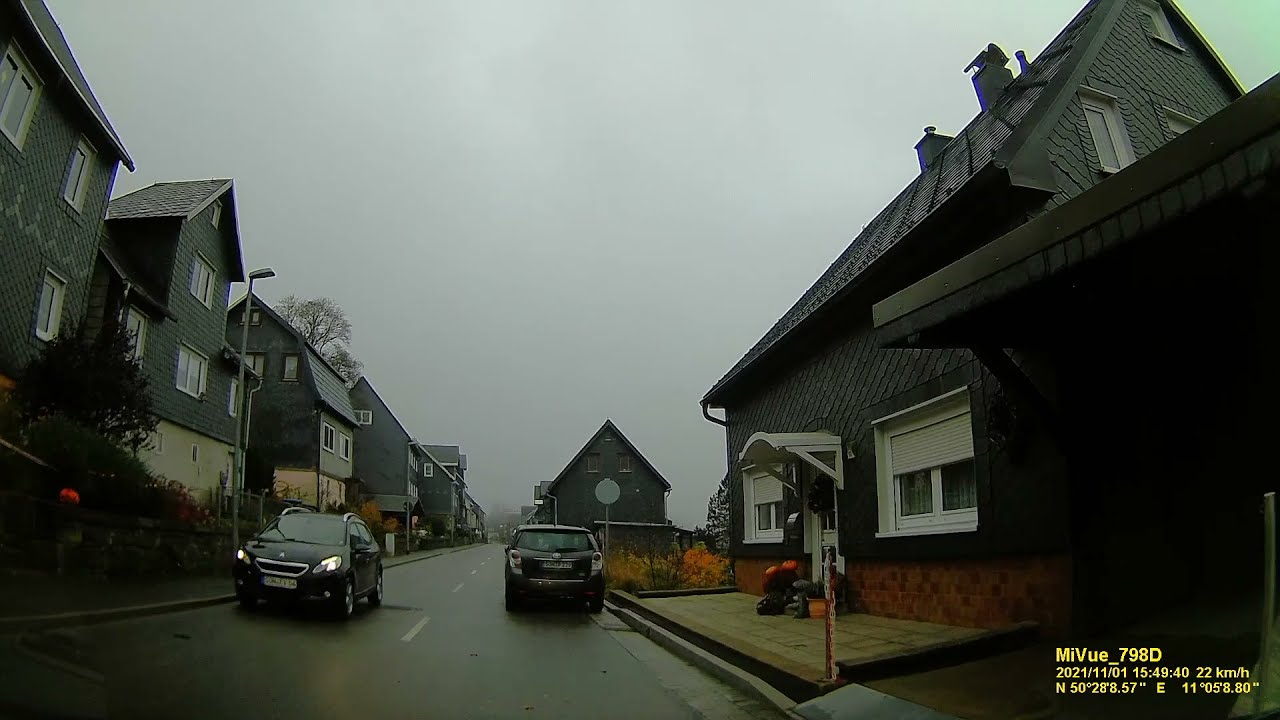 D: Steinheid. Stadt Neuhaus am Rennweg. Landkreis Sonneberg. Fahrt durch den Ort. November 2021