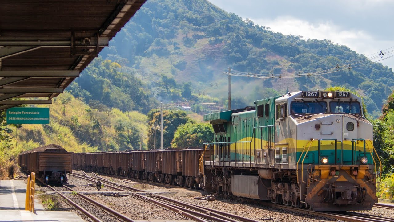 Cruzamento de dois trens passando pela estação de Desembargador Drummond em Nova Era-MG