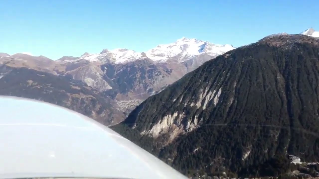 Incredible traffic traffic pattern Courchevel Airport LFLJ (LDA 536 m) Piper Aerostar PA60 in 7000ft
